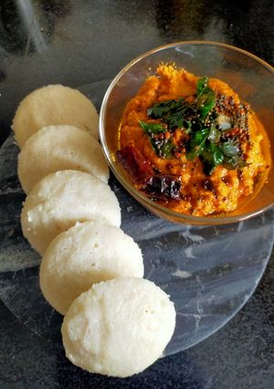 A picture of Idli-Coconut Chuteny.