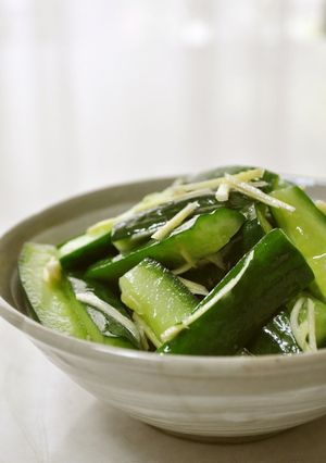 A picture of Quick Pickled Cucumbers.