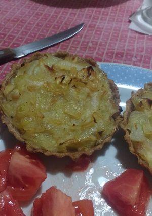 Una foto de Tartita de cebolla con queso y huevo