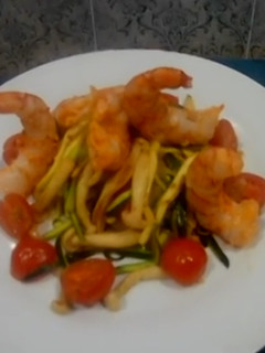 Una foto de Espaguetis de calabacín con langostinos dietas de adelgazamiento