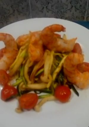 Una foto de Espaguetis de calabacín con langostinos dietas de adelgazamiento