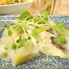 A picture of Wine Steamed Green Onion and Mackerel.