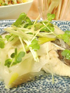 A picture of Wine Steamed Green Onion and Mackerel.