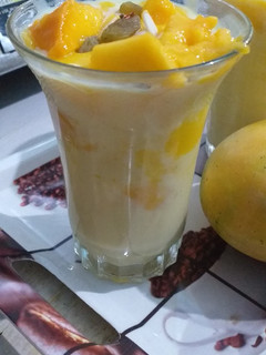 केसरी मैंगो कस्टर्ड (Kesari Mango custard recipe in hindi) रेसिपी मुख्य फोटो
