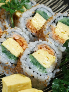 A picture of California Roll using Grilled Salmon.