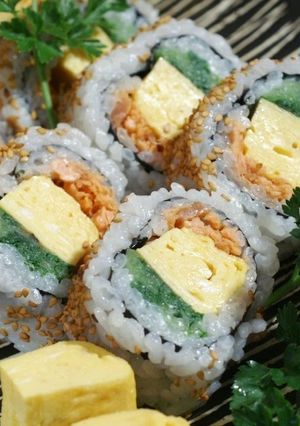 A picture of California Roll using Grilled Salmon.