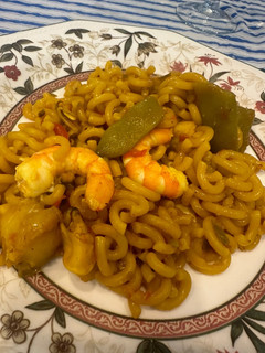Una foto de Fideuá de rape con langostinos