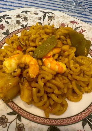 Una foto de Fideuá de rape con langostinos