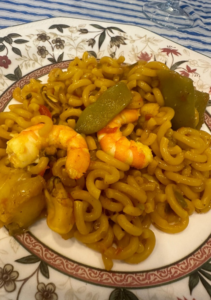 Una foto de Fideuá de rape con langostinos