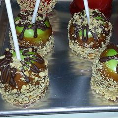 A picture of Caramel Apples with Peanuts and drizzle with Chocolate.