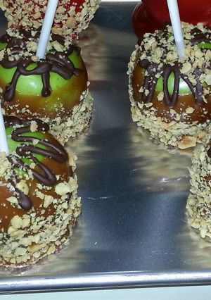 A picture of Caramel Apples with Peanuts and drizzle with Chocolate.