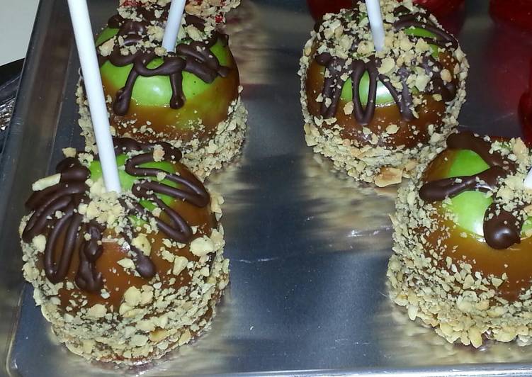 Caramel Apples with Peanuts and drizzle with Chocolate