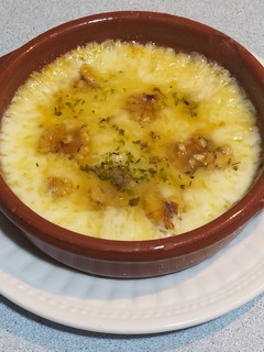 Una foto de Queso Provolone con miel, orégano y nueces