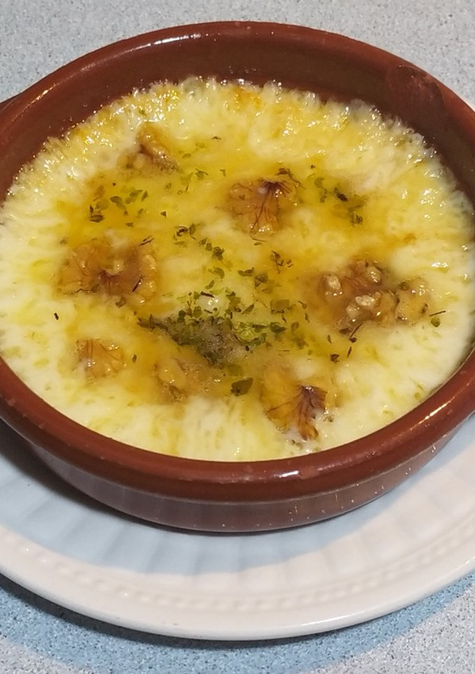 Una foto de Queso Provolone con miel, orégano y nueces
