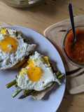 Nido de Espárragos Picantes con Huevos