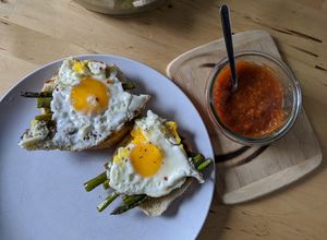 Una foto de Nido de Espárragos Picantes con Huevos