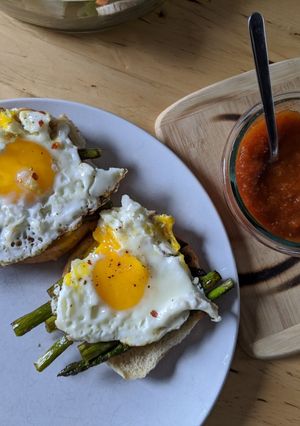Una foto de Nido de Espárragos Picantes con Huevos