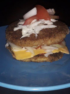 नवीन पद्धतीचे वेज आलू बर्गर (veg aloo burger recipe in marathi) रेसिपी चे मुख्य फोटो