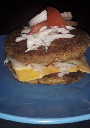 नवीन पद्धतीचे वेज आलू बर्गर (veg aloo burger recipe in marathi) रेसिपी चे मुख्य फोटो 