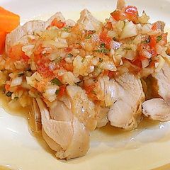A picture of Steamed Chicken with Tomato and Onion Sauce.