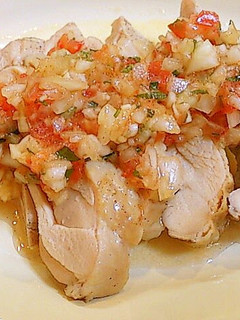A picture of Steamed Chicken with Tomato and Onion Sauce.