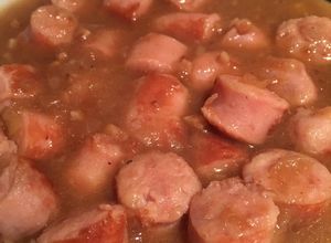 Una foto de Longaniza en salsa de vino