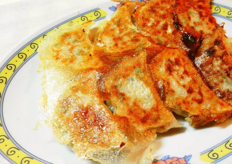 Steps to Make Perfect Crispy Gyoza Dumplings with Wings