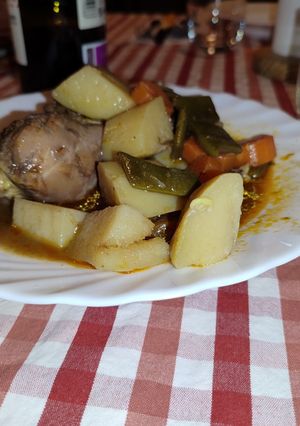 Una foto de Guisado de muslitos de pollo con patatas