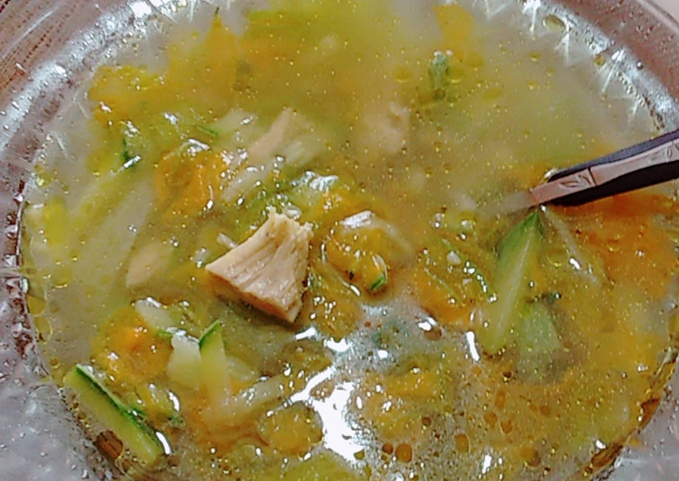 Sopa revolucionaria (flor de calabaza con pollo)