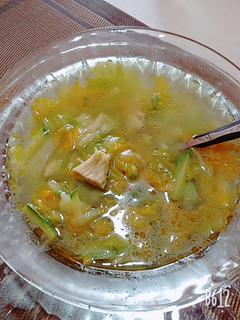Una foto de Sopa revolucionaria (flor de calabaza con pollo)