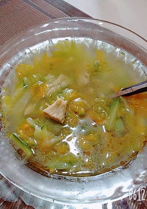 Una foto de Sopa revolucionaria (flor de calabaza con pollo)