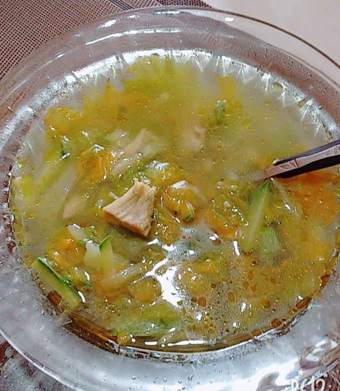 Una foto de Sopa revolucionaria (flor de calabaza con pollo)