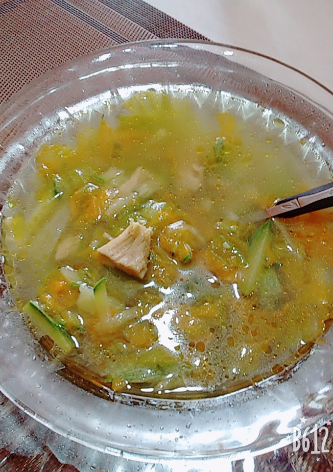 Una foto de Sopa revolucionaria (flor de calabaza con pollo)