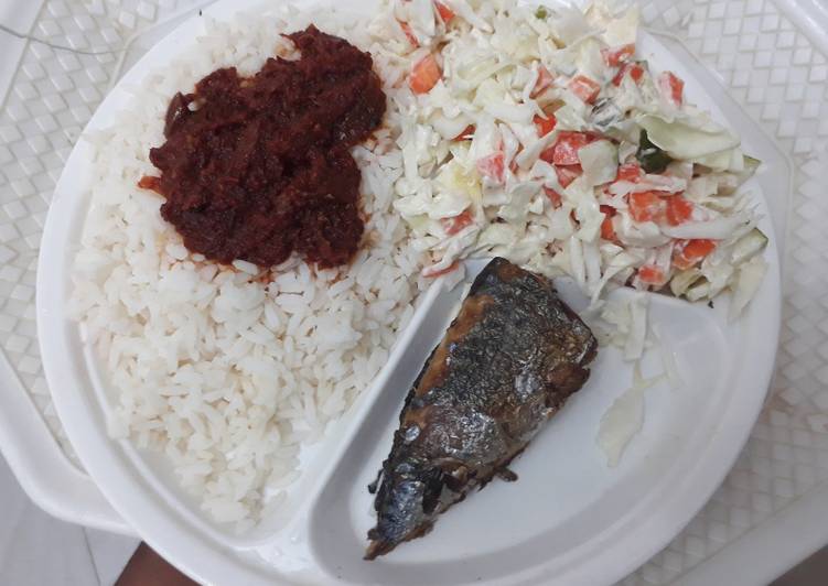 Rice and stew with coleslaw and fried fish