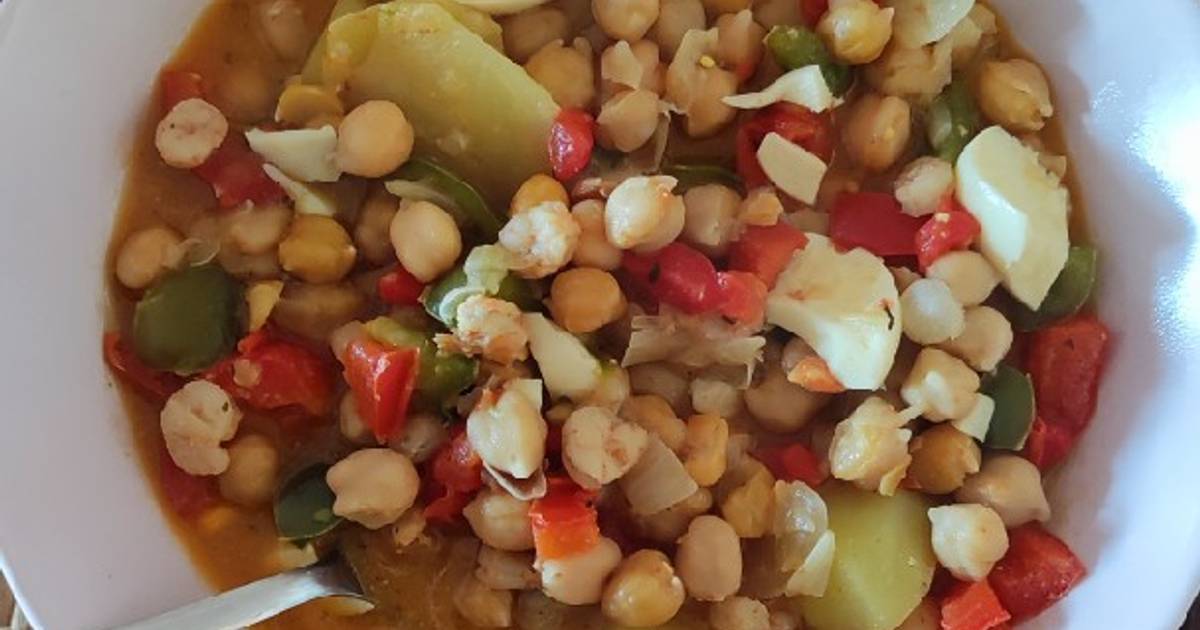 Garbanzos con gambitas y huevo duro Receta de CocinandoConEstefanía