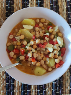 Una foto de Garbanzos con gambitas y huevo duro