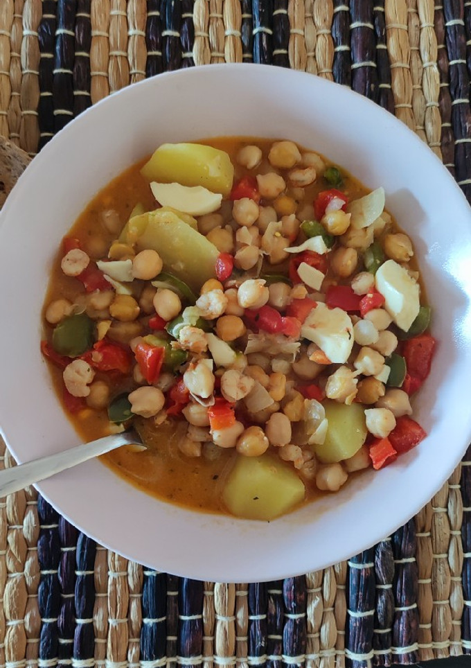 Una foto de Garbanzos con gambitas y huevo duro