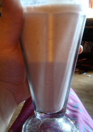 A picture of Strawberry chocolate banana milkshake.