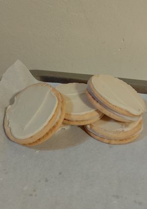 Una foto de Galletitas de limón rellenas 🍋🥣