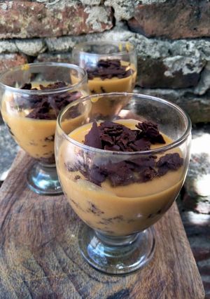Una foto de Postre en copa navideño