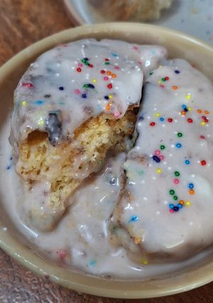 Una foto de 🍓🍰Bizcocho bañado en frosting de fresa🍰🍓