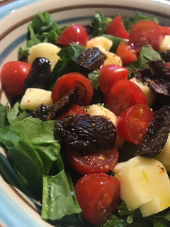 Una foto de Mediterranean Popeye(Ensalada de espinacas ”A la europea”)