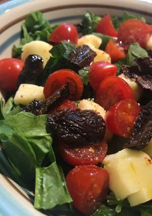 Una foto de Mediterranean Popeye(Ensalada de espinacas ”A la europea”)