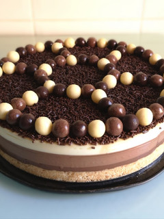 Una foto de Tarta tres chocolates
