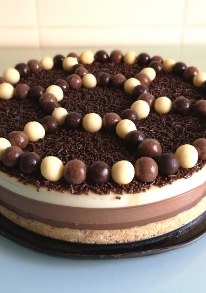 Una foto de Tarta tres chocolates