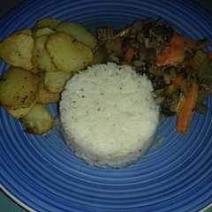 Una foto de Arroz y papas fritas a la albahaca con carne con verduras 🍴😋