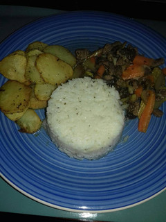 Una foto de Arroz y papas fritas a la albahaca con carne con verduras 🍴😋