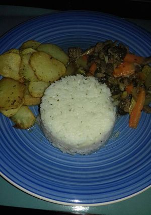Una foto de Arroz y papas fritas a la albahaca con carne con verduras 🍴😋
