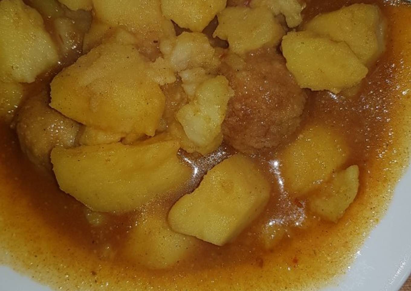 Patatas guisadas con albóndigas