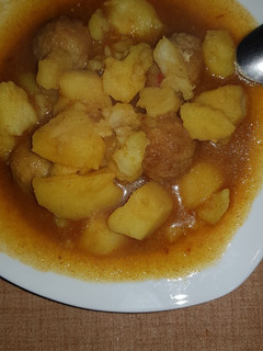 Una foto de Patatas guisadas con albóndigas